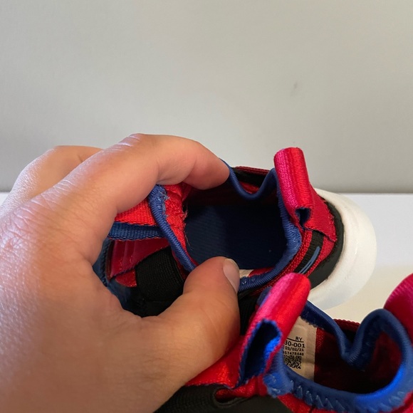 Nike Toddler Black and Red Shoes. Size 5 - Picture 8 of 11